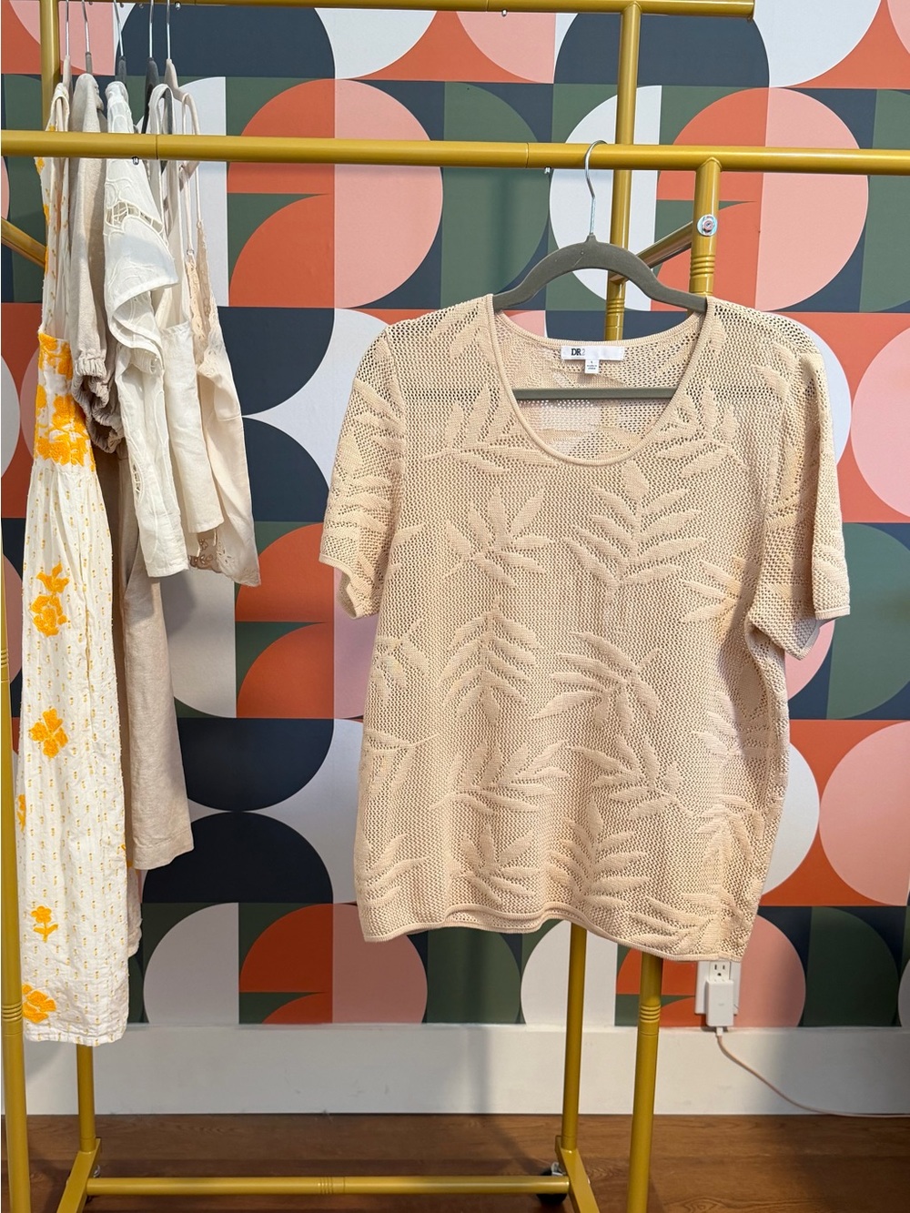 DR2 Light Beige Knit Short-Sleeve Leaf-Pattern Sweater